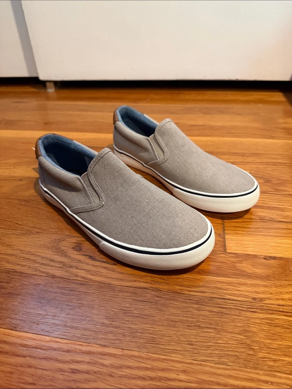 Boys Tommy Bahama slip on shoes size 5